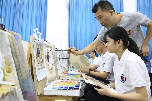 美术老师谭林峰辅导学生画画.jpg